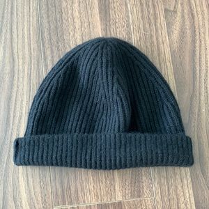 Everlane beanie - black. Cashmere